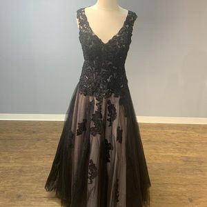 Montage by mon Cherie gown new with out tags